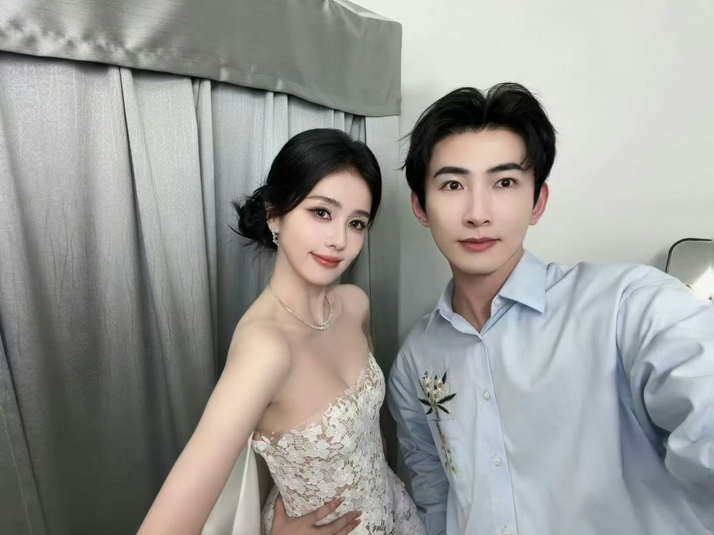 杨亘晒白鹿合照​​​