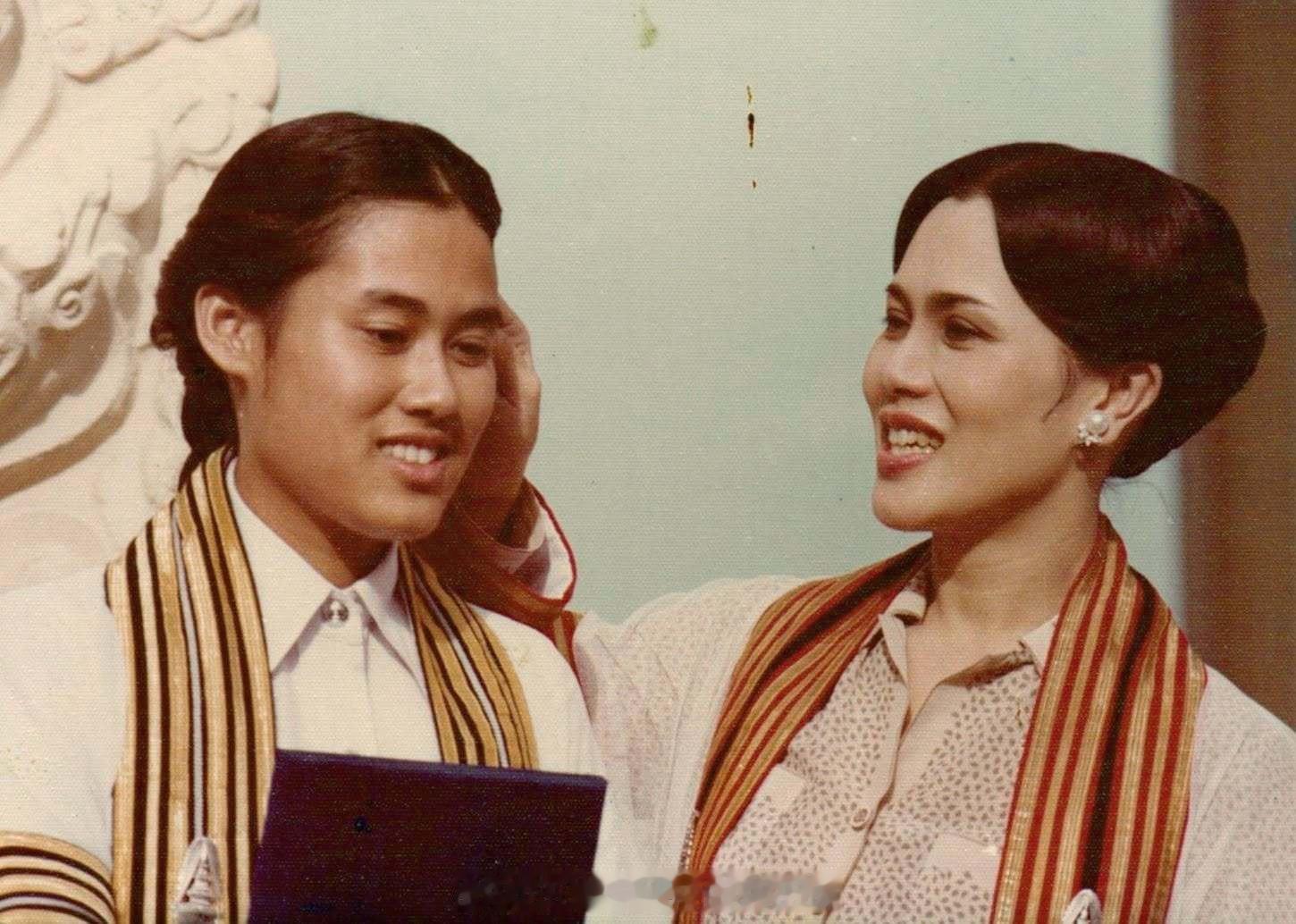 王室王室泰国王室暹罗往事老照片：1977年，大婶从朱拉隆功文学院毕业，获得历史