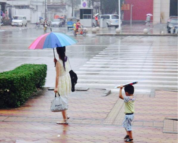同样都是下雨天, 这个爸爸和那个妈妈的做法, 你觉得哪一个对孩子好