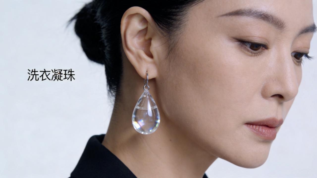 王菲“洗衣凝珠”耳环售价超3000元，极简高级感为何刷屏全网王菲的时尚表现