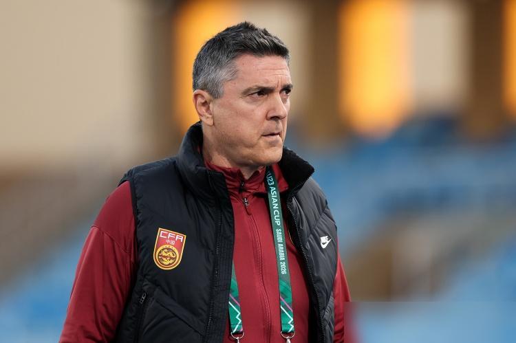 国足U23，今晚要跟“野兽”抢冠军。就昨天，他们刚跟朝鲜队踢成1比1。场面？