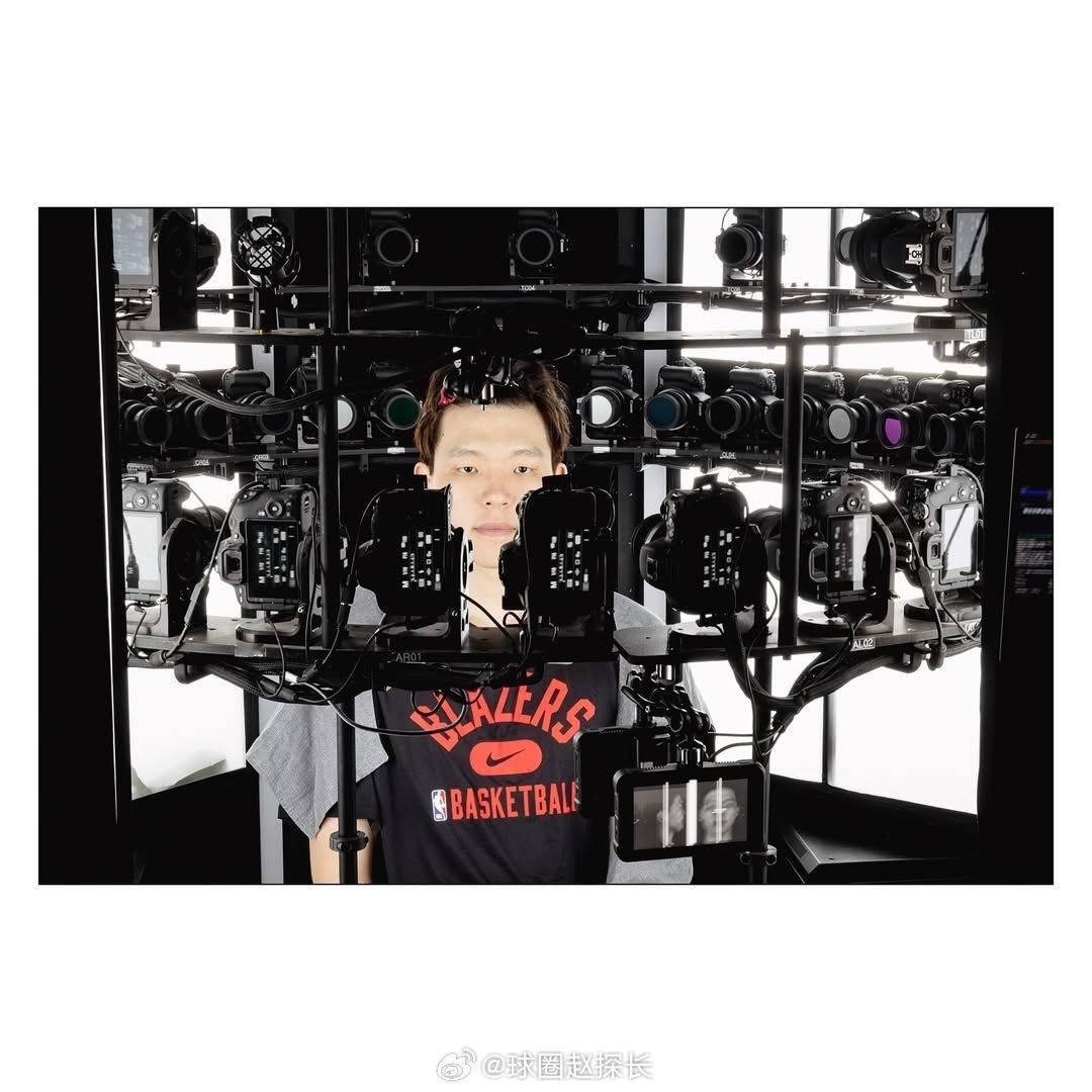 开拓者跟队摄影师放出了小杨拍2K面补时的照片[大笑]霍勒迪高度评价杨瀚森​​