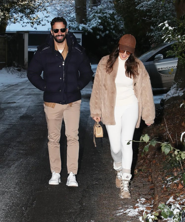 太阳报SL阿莫林和妻子玛丽亚离开曼彻斯特时，给他们孩子的老师和同学留下了临别礼物