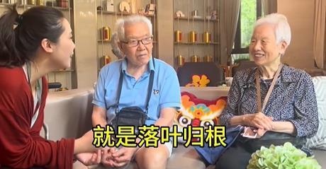 老太太上来就显摆，手里拿的美国绿卡，美国医保，看病根本不要钱，美国还贴心配有中文