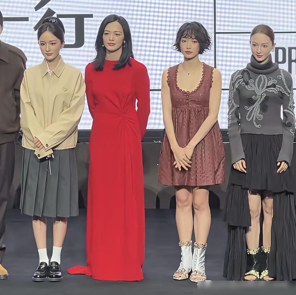 宋茜这造型好匆忙的感觉，像是来不及了，洗完澡套个睡衣，胡乱擦下头发就出门了，丑暴