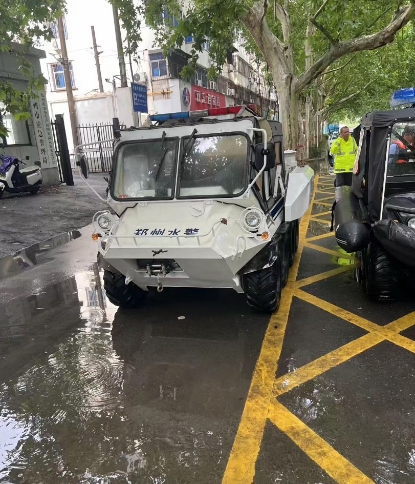 一场大暴雨，让我知道了郑州居然还有水警，第一次见这种车出动～