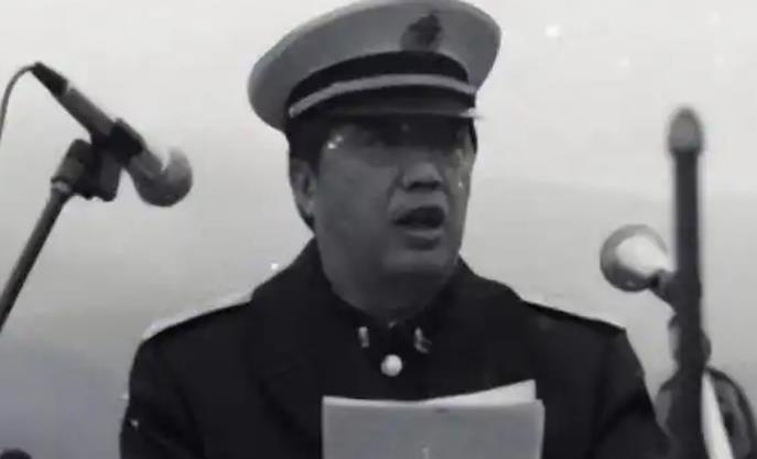 1998年，香港贺龙之子贺鹏飞，看四下没人，闪身冲进一间商人办公室，凑到那人耳边