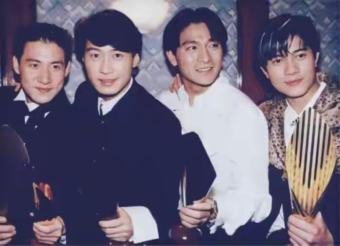 郭富城虽然显年轻，但他容颜还是变化好大，年轻时那叫做一个帅，如今的他看起来也是油