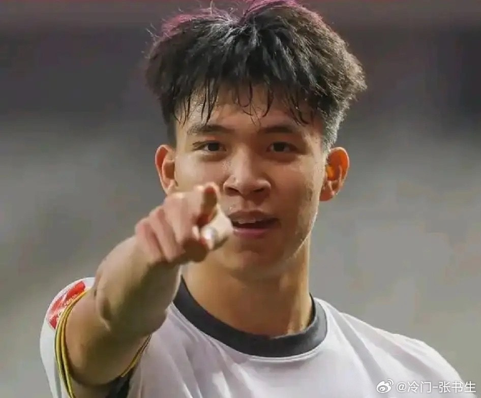 国足与喀麦隆比赛第75分钟，主帅邵佳一换下王钰栋，还摸了摸他的头，是安慰、鼓励，