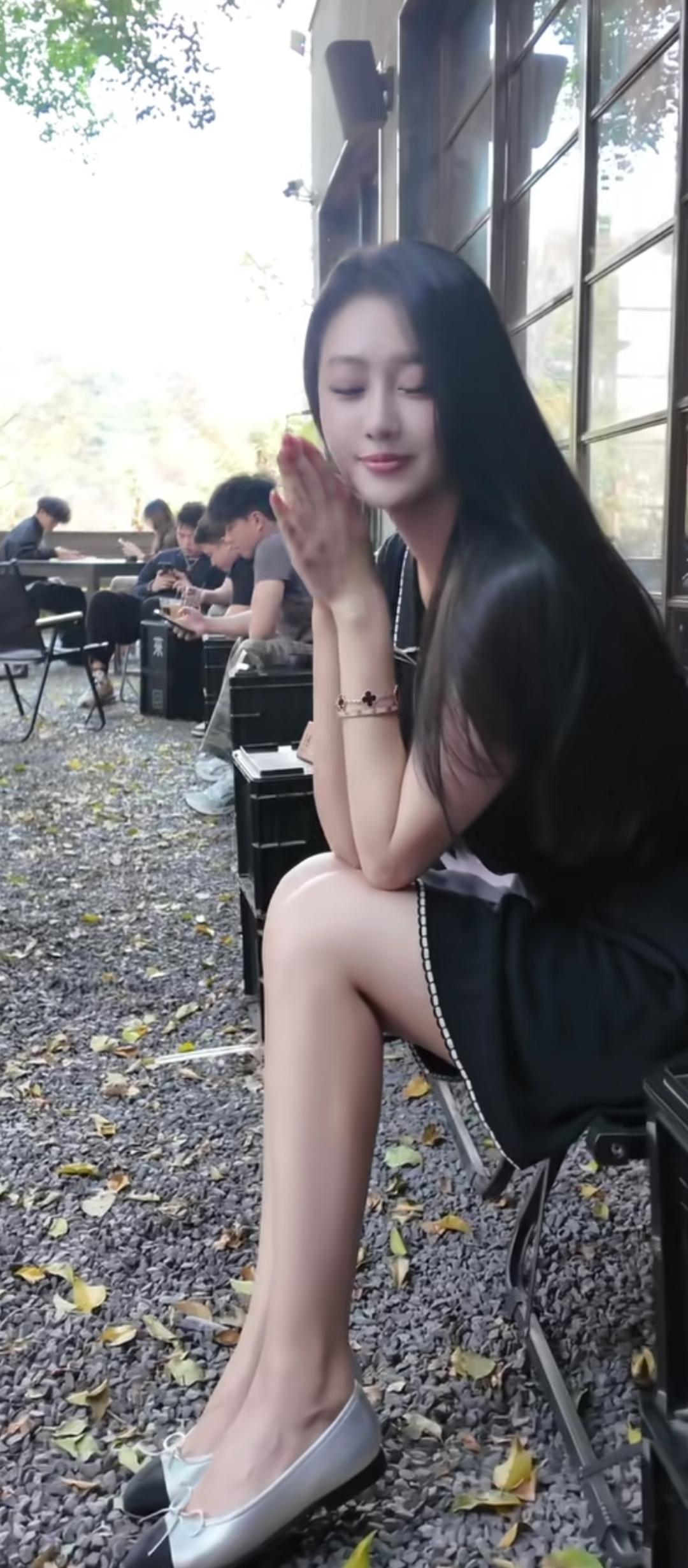 静坐思悠远，心随秋叶飞。