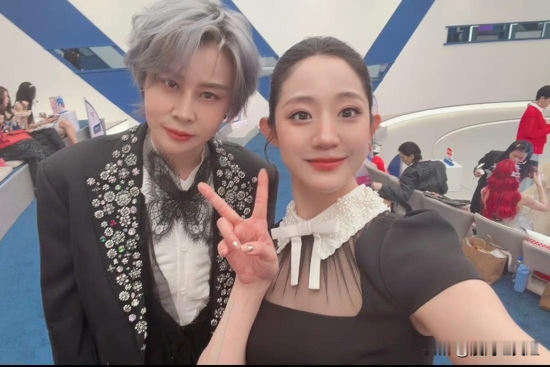 一向骄傲的组长王濛面对浪姐五公里万千惠的淘汰不仅在台上鞠重过千钧的躬道歉紧