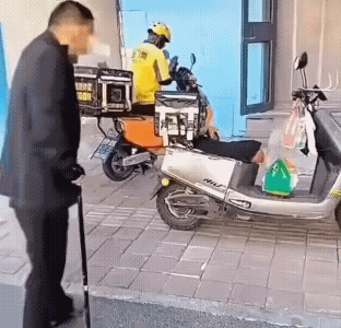 外卖小哥(女子)看到拄拐杖的男子要把外卖拿走时，没有一丝犹豫的说:“放下！放下！