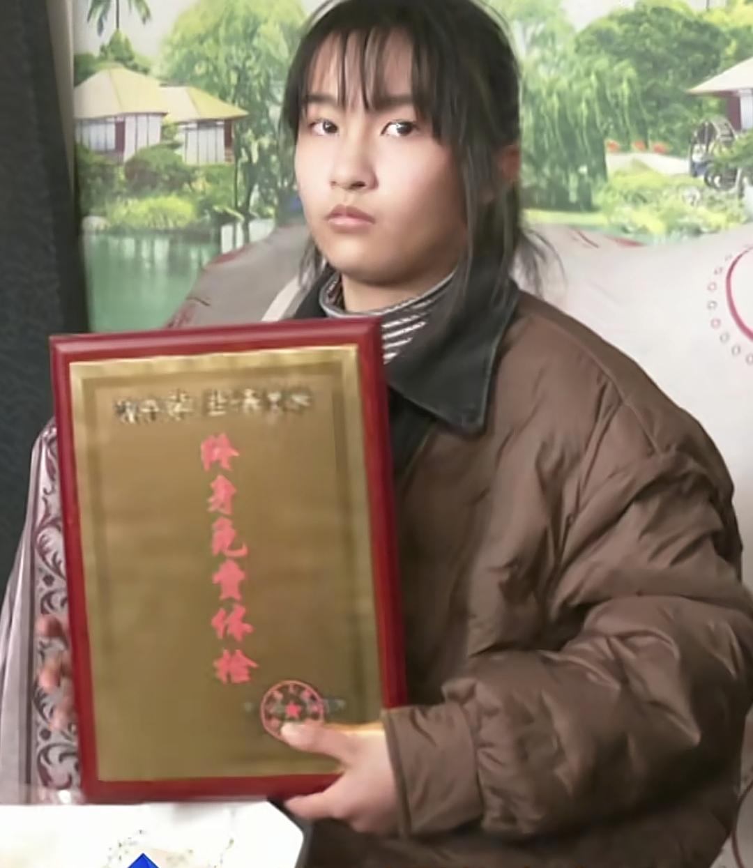 宁夏13岁的李佳婷很勇敢。不畏严寒跳水救了4岁的落水儿童。12月8日，收