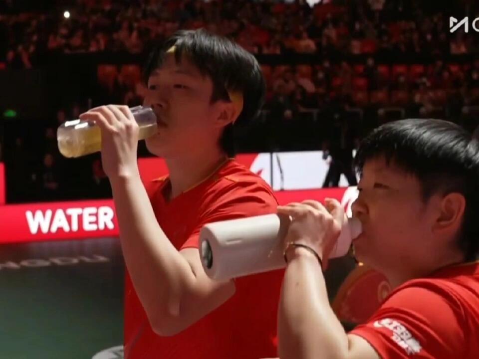 两个人喝水神同步，肖指导带着两小只，真的是安心，又是同步的动作和节奏！肖指导带