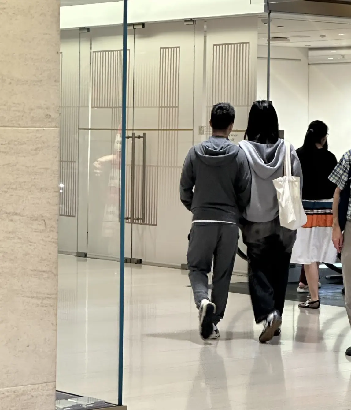 奚梦瑶何猷君逛街如热恋情侣般甜腻。网友在香港某商场偶遇何猷君奚梦瑶两口...