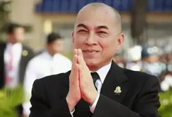 如果你知道西哈莫尼国王的经历，就明白他未婚很正常。不幸生在帝王家，西哈莫尼国王