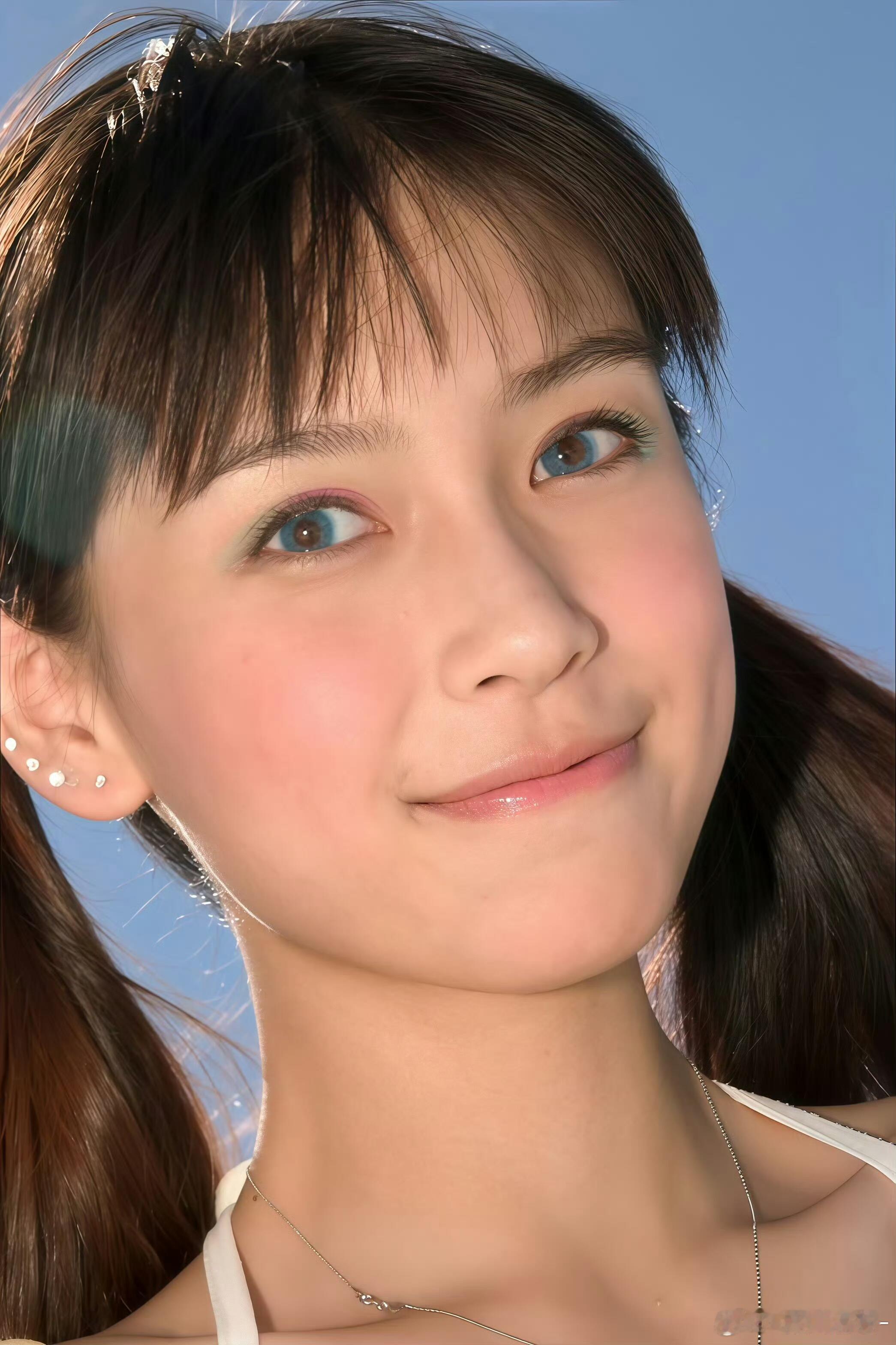 14岁的Angelababy那个时候完全是古灵精怪的小女孩来着！杨颖