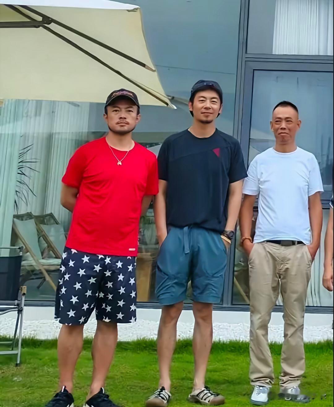 朱亚文和老婆沈佳妮到温州旅游，他留了胡子，看起来沧桑了不少，但身材高挑，充满了男