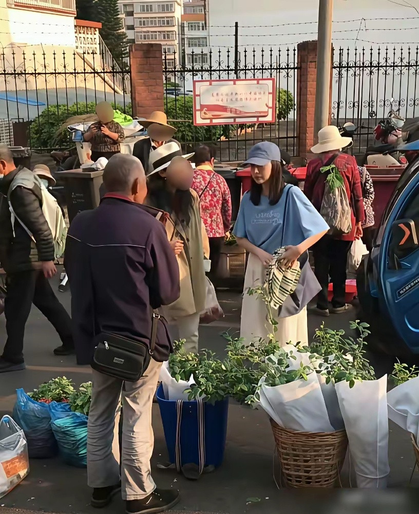 谁能想到，46岁的董洁把儿子送回前夫身边后，反而迎来了人生状态的第二春。最近她跑