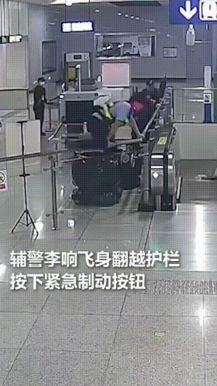 火到人民日报了！湖北武汉，一位老人拄着拐杖。想要乘坐扶梯到楼下乘坐地铁，扶梯刚滚