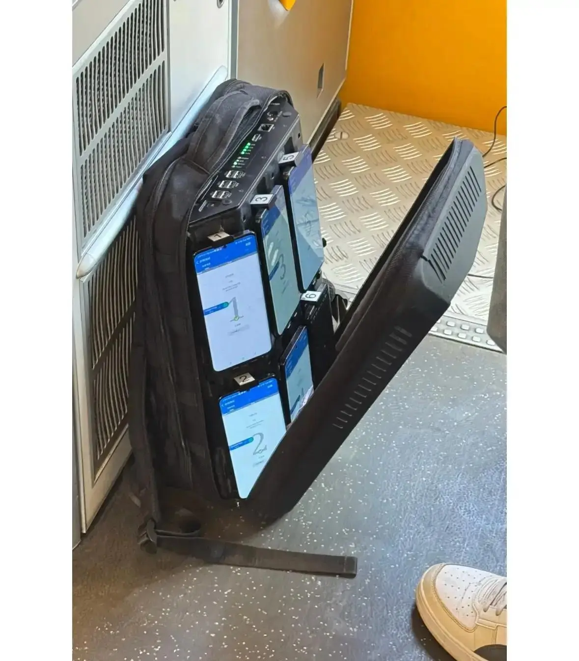 高铁上发现的，这是在做什么？