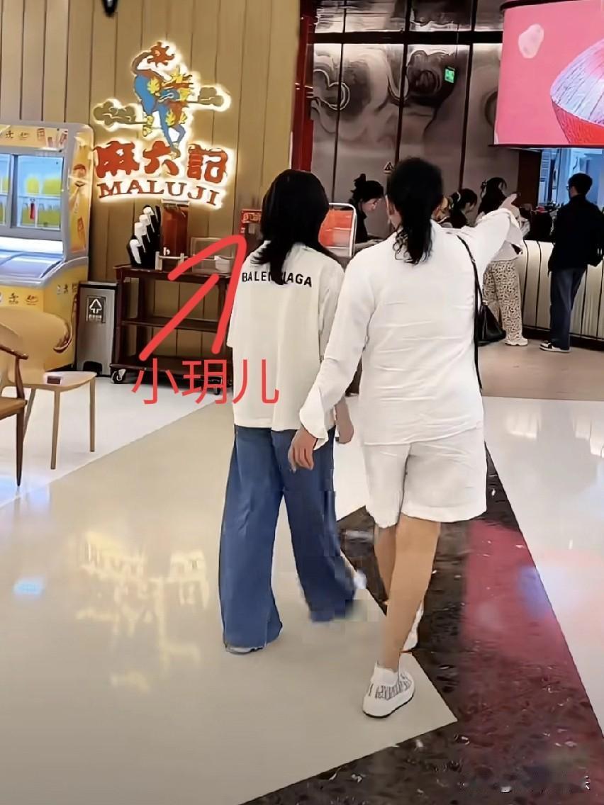 张兰给马筱梅了一个下马威，小玥儿来北京，张兰带她逛麻六记，北京十几家店去了个