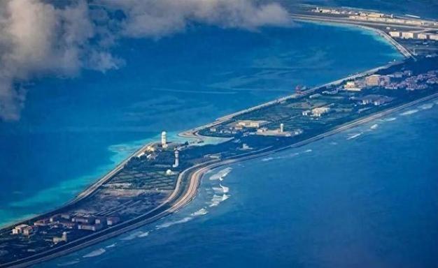 解放军南部战区和中国海警局1日分别宣布在黄岩岛海域举行联合演练。《解放军报》发“