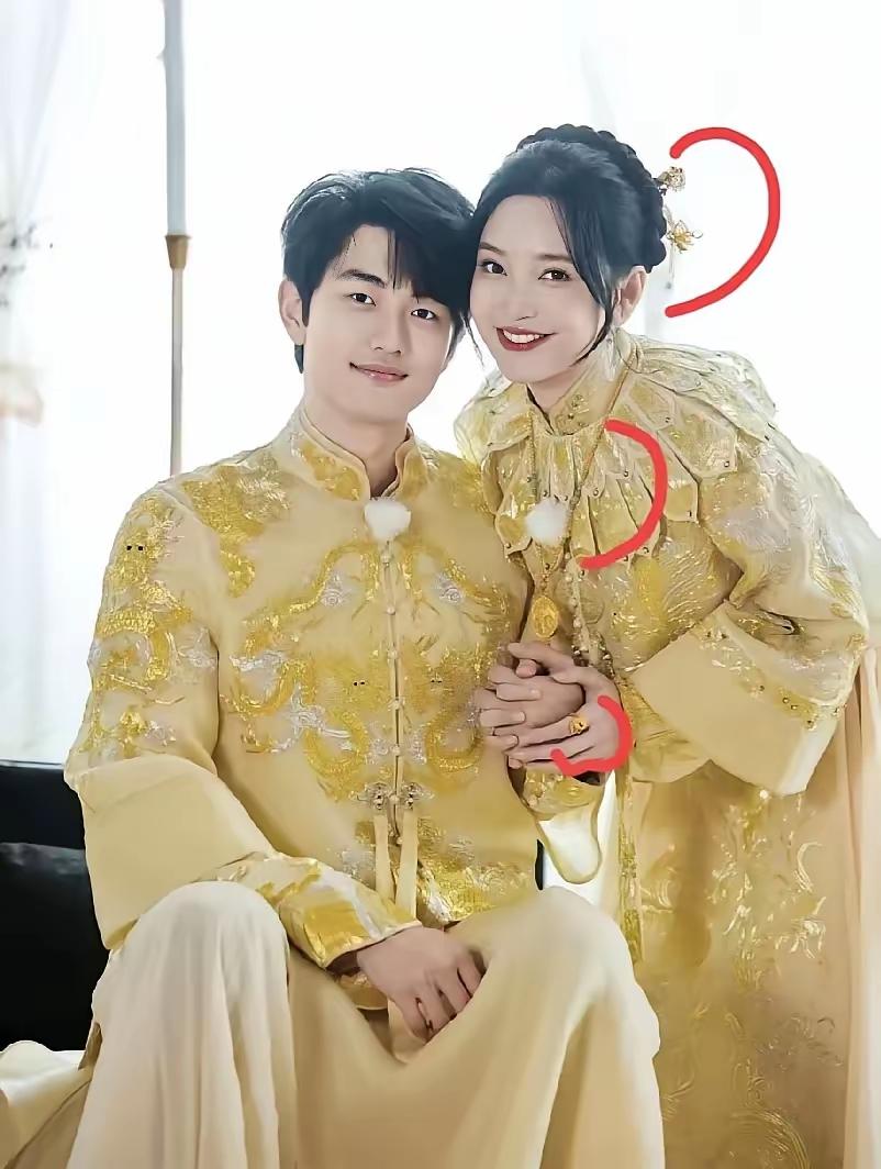 金莎晒出老公送的“五金”，光那只镯子就看着沉甸甸的，估计价格少不了。底下评论区吵