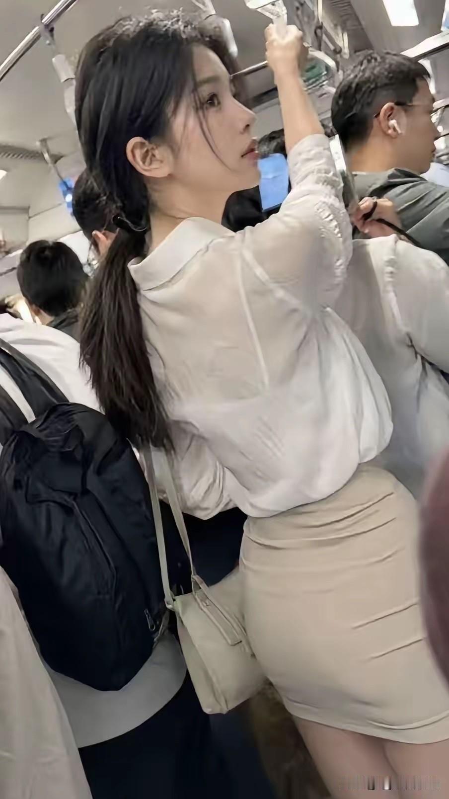 夏日的地铁依旧拥挤地铁上挤人地铁随拍风
