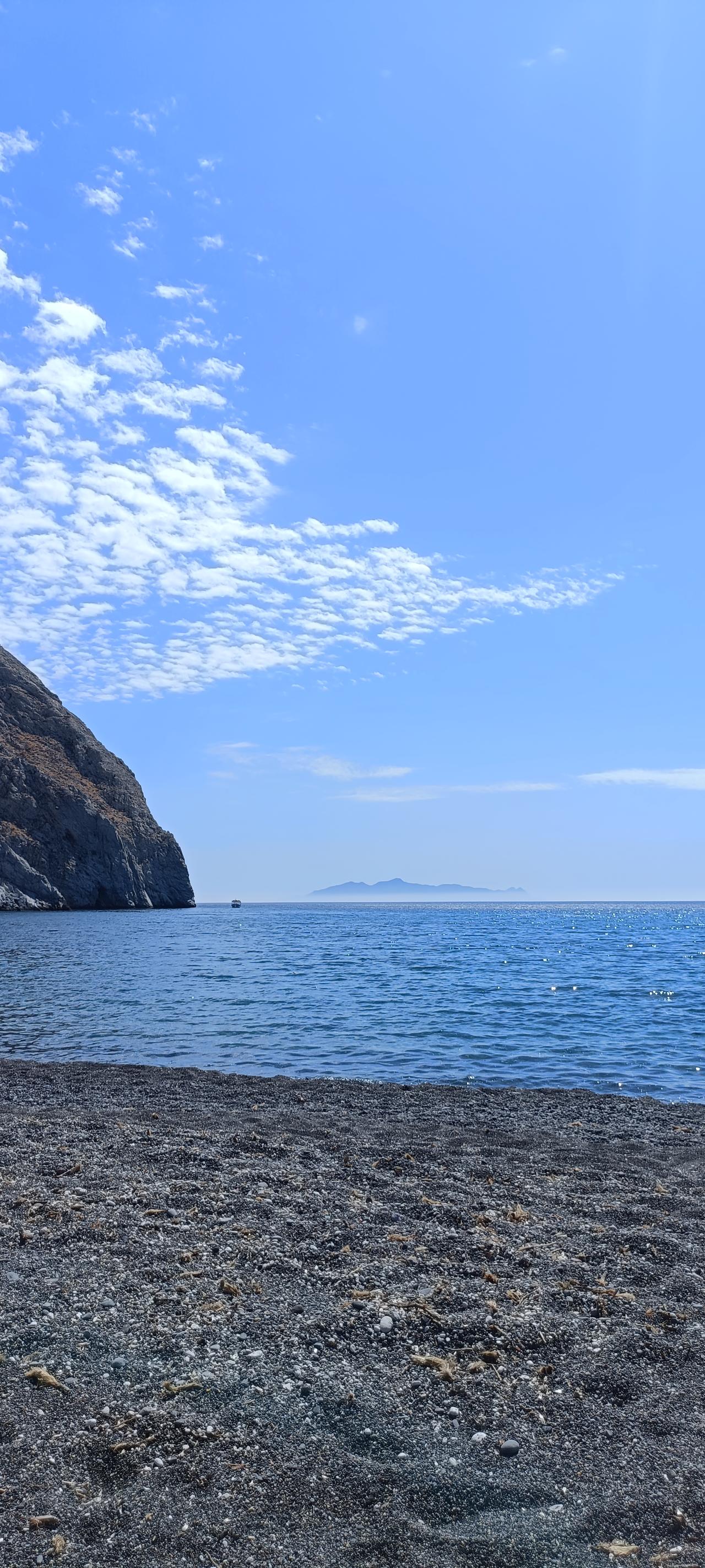 海天一色，静谧海岸，感受大自然的宁静与美好。🌊🏖️上联：碧海潮生湧，下联