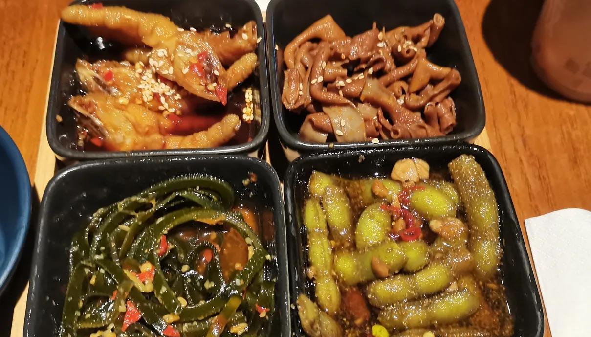 我发现了同事的一个大秘密，每个星期有那么一两天，她都会骗她老公说单位加班，