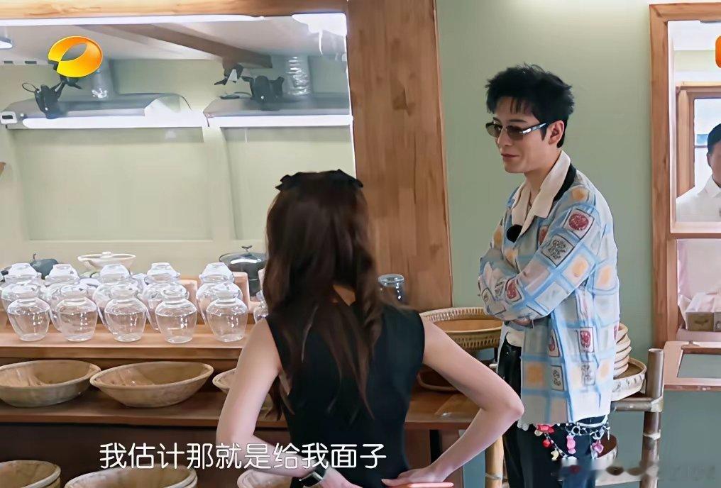 黄晓明在昆凌面前自嘲那段往事，说当年和周杰伦同台领奖，自己那奖纯粹是主办方给面子