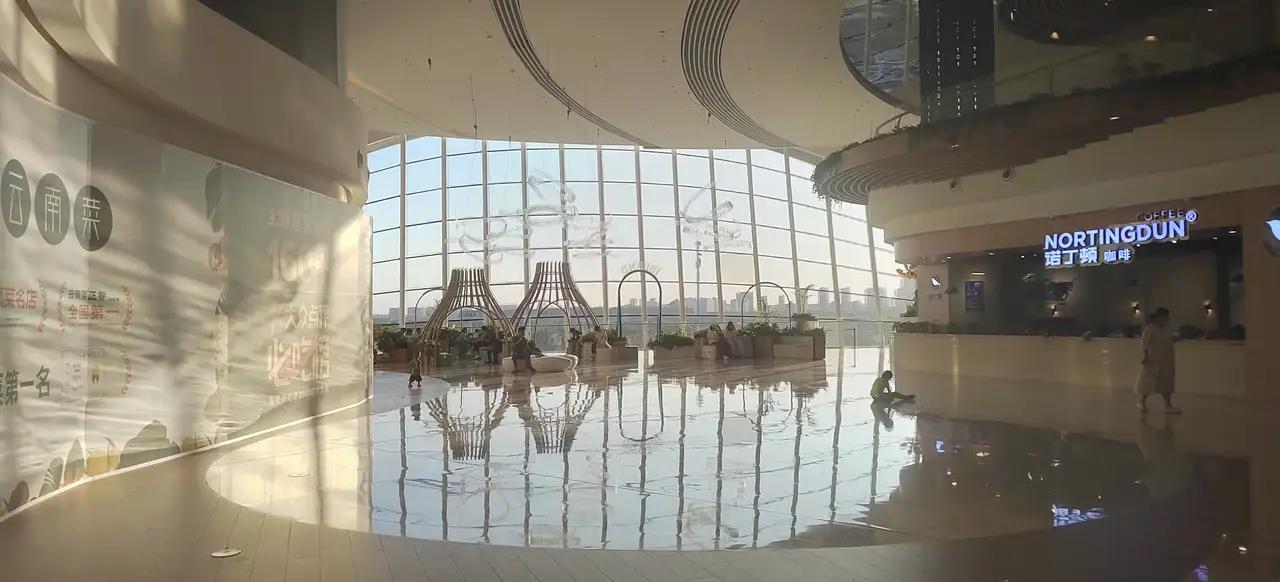 逃离市区通勤地狱！我在青岛高新区东片区找回生活，宽马路低房价，烟火气与静谧兼得的