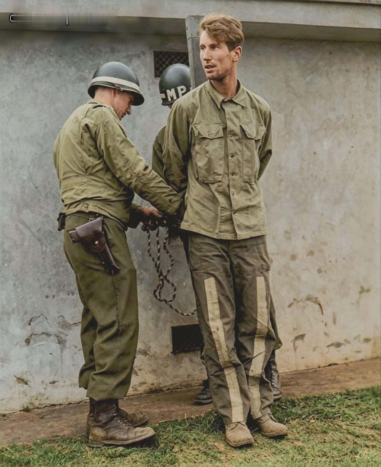 1944年12月23日，23岁的德国士兵曼弗雷德·佩尔纳斯在亨利·沙