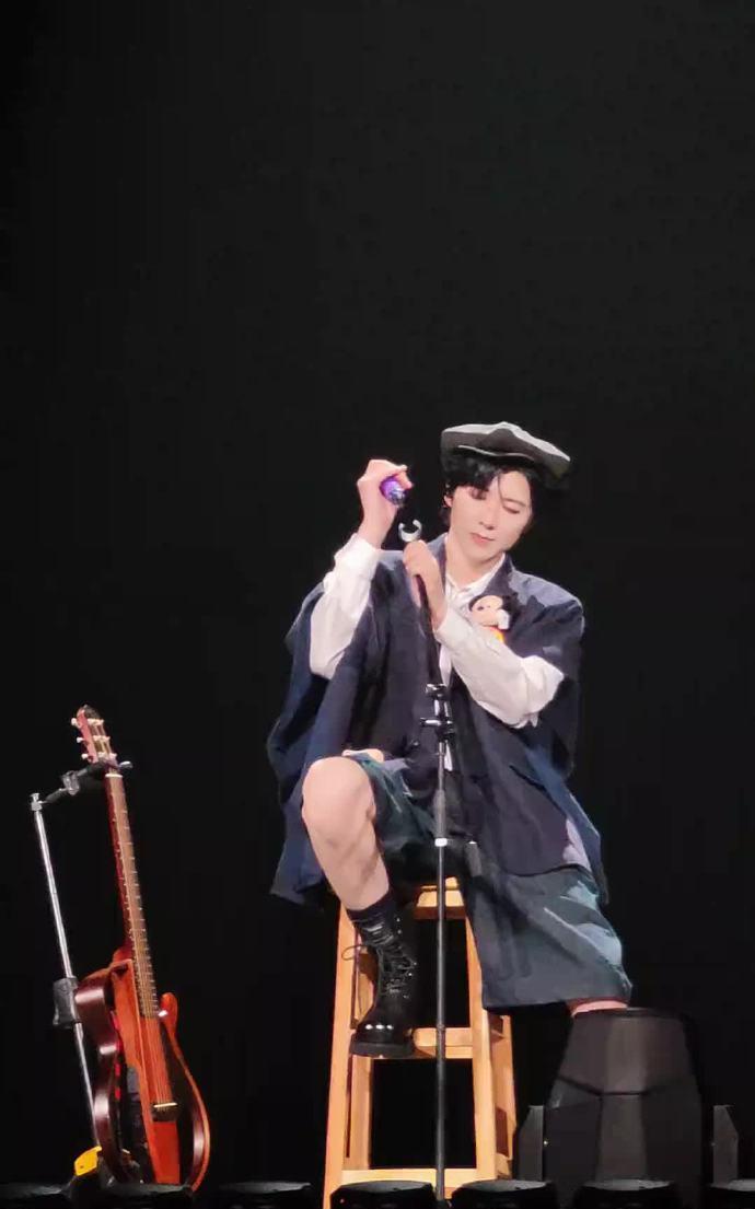 #刘宇宁腿好白##刘宇宁演唱会不许说脱这个字#大哥大哥，以后多穿大背心大裤衩好