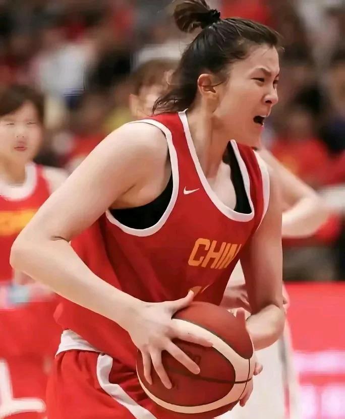 质问中国女篮教练组:为何全场仅给投手翟若云安排一次出手机会？今天晚上，中国女篮