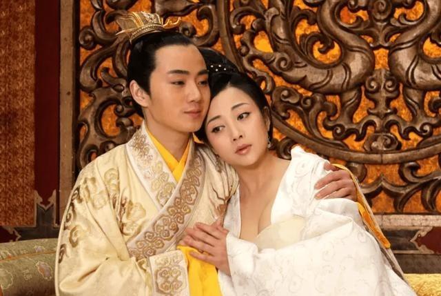 他是历史上少有的“绿帽王”，娶了三个老婆，三个老婆都把他绿了。他不仅不生气，还以