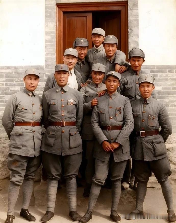 这是一九三九年晋察冀军区的部分干部在一起。每名干部虽然个头不一，相貌不同，但都精