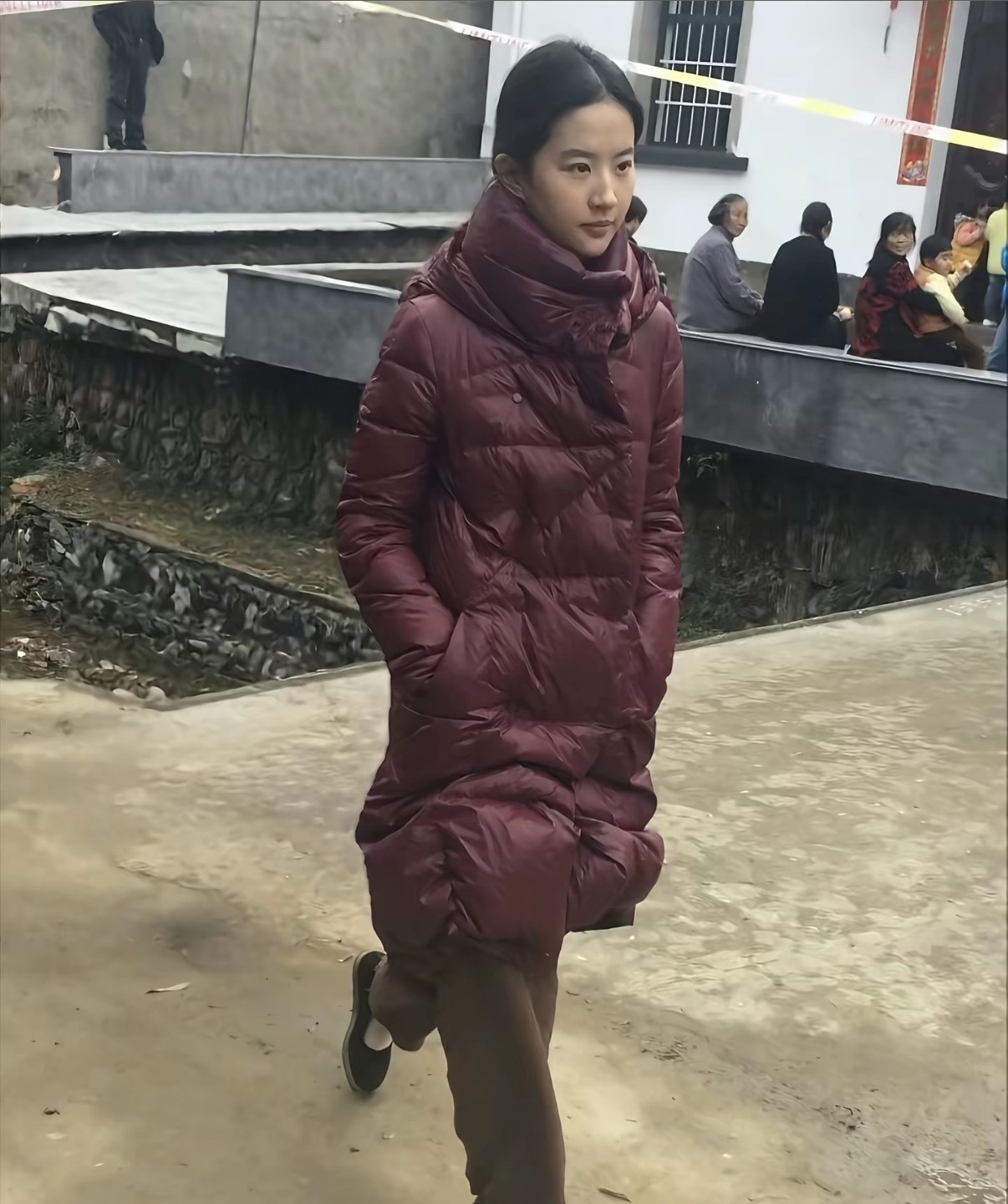 唯一难卖爆的明星同款是刘亦菲的枣红色羽绒服吧