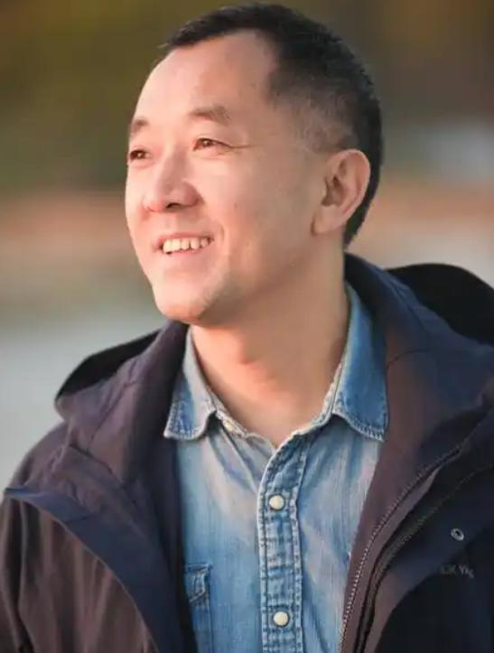 “清华硕士”出身的县委书记陈行甲，一席话惊呆众人：“贪官捞的钱无非就两个去处，一