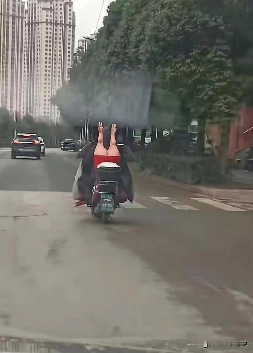 这两张图谁看了不吓一跳，如果当时你就跟在这辆车后面，你会怎么办？远远望去觉得这哥