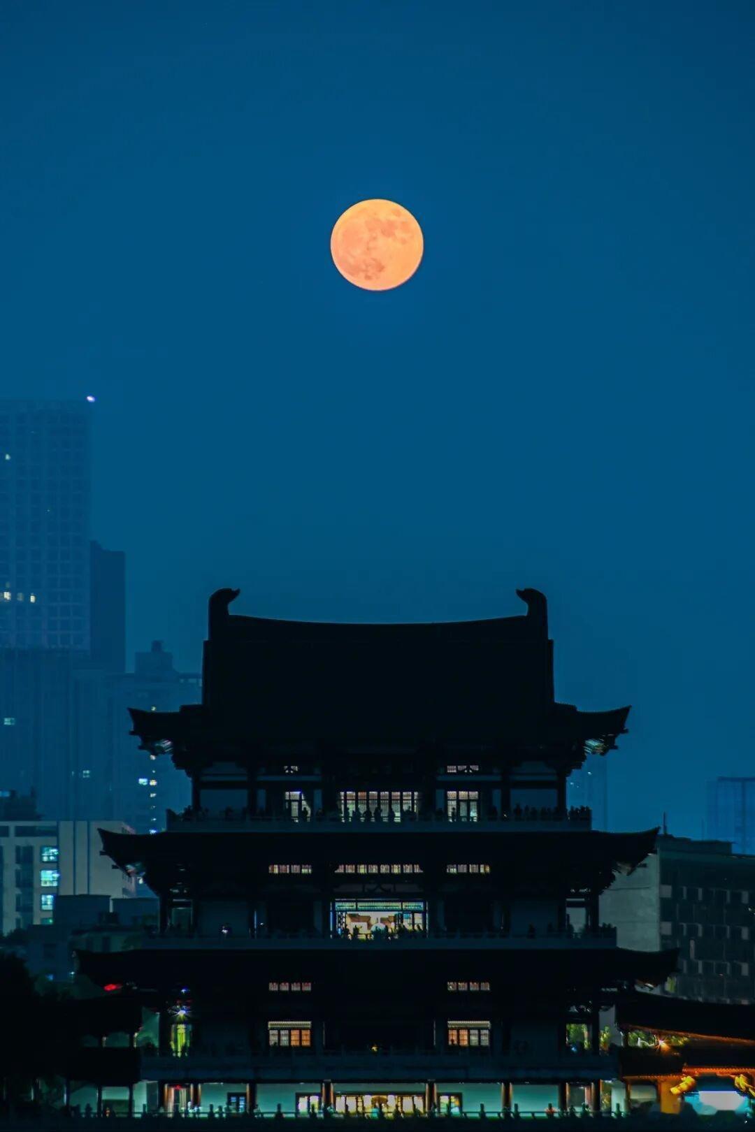 年度最大超级月亮宇宙从不缺少浪漫，只是人们常常忘了抬头。明天（5日）晚上9时19