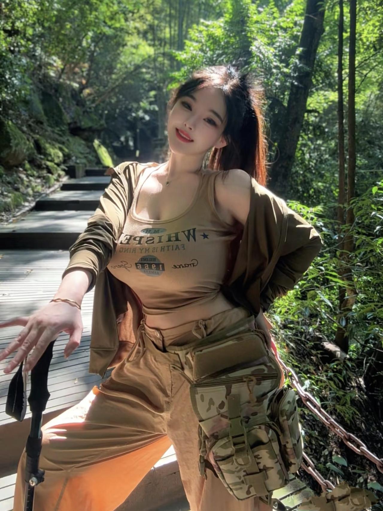 美图欣赏，看图写诗，情感解读《林涧行》古约婉风：苔痕侵石径，林影覆衣轻