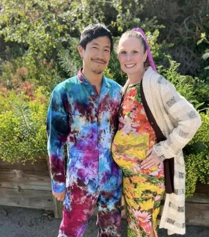 原和玉是郑佩佩怀孕8次，流产4次，生下3个女儿后才有的儿子。郑佩佩与原文通19