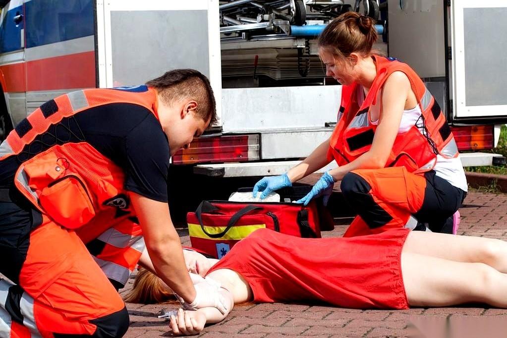 好端端一个人，走着路，“啪”一下就摔了。你以为是没看路？不。可怕的在后面。人