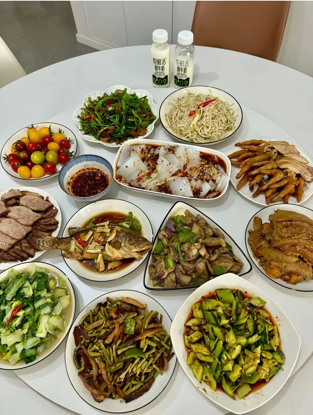 这桌菜看着真丰盛，有鱼有肉有蔬菜。