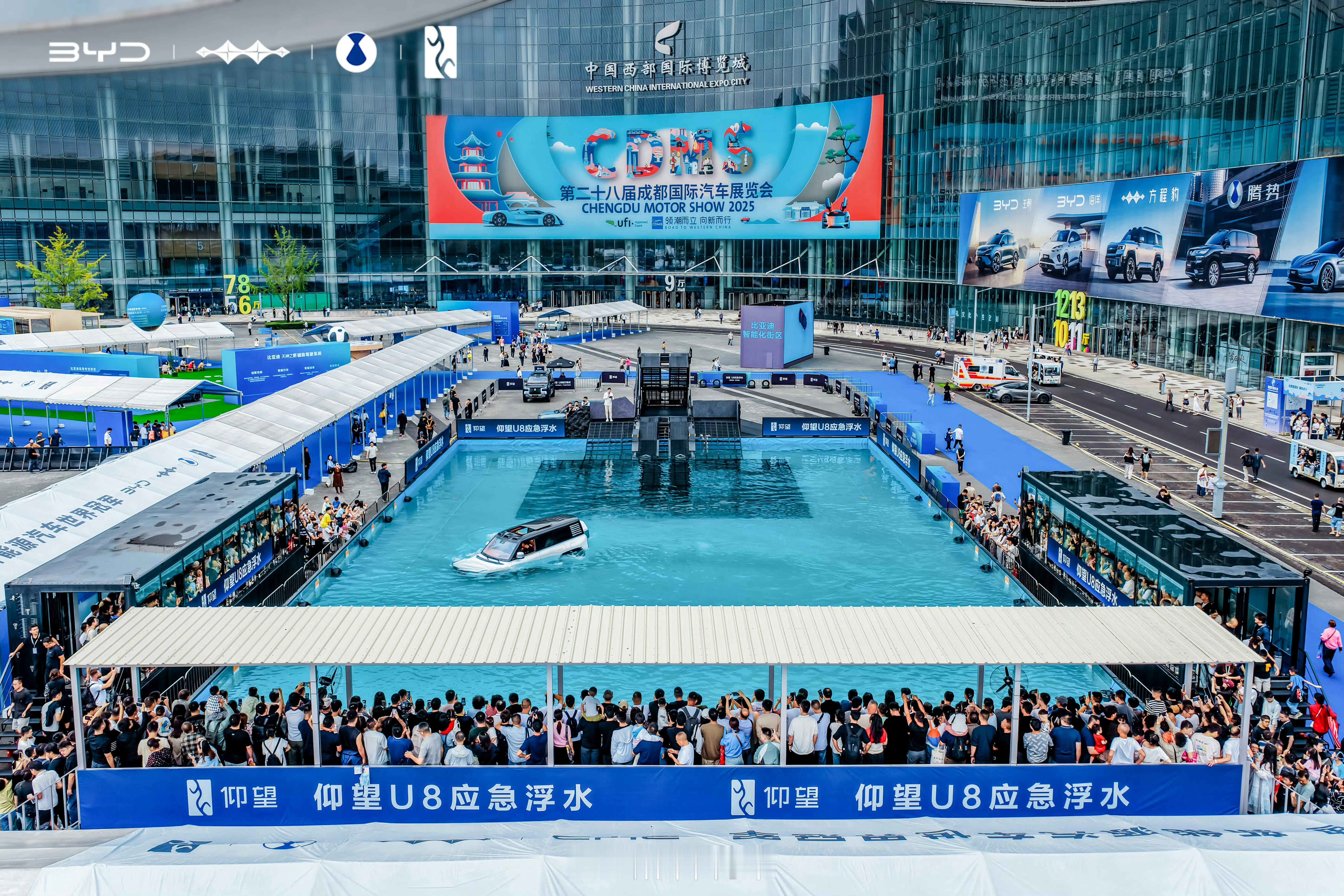 2025成都国际车展几张图就能感受到比亚迪的人流量，太火爆了！挤都挤不进去[do