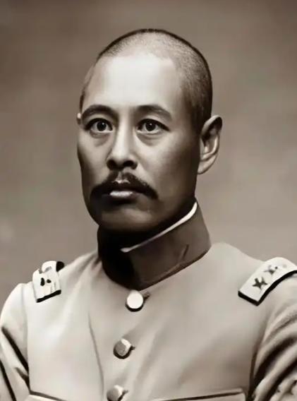 1926年10月，兵败的吴佩孚带着卫队逃到邓县，于学忠带着手下六个师长出门迎接，