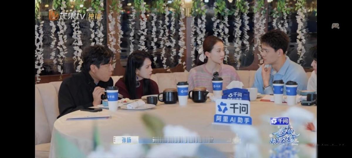 孙杨说，张豆豆每个月都会有几次脸色不好的时候。看起很冷漠，很可怕。真人秀里这段家