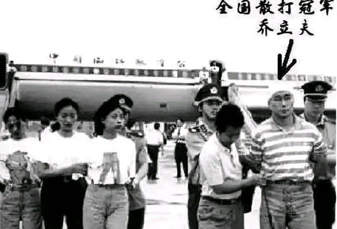 1995年7月8日，为了抓捕乔立夫，兰州警方决定以8对1。这8个人，均是精选出来